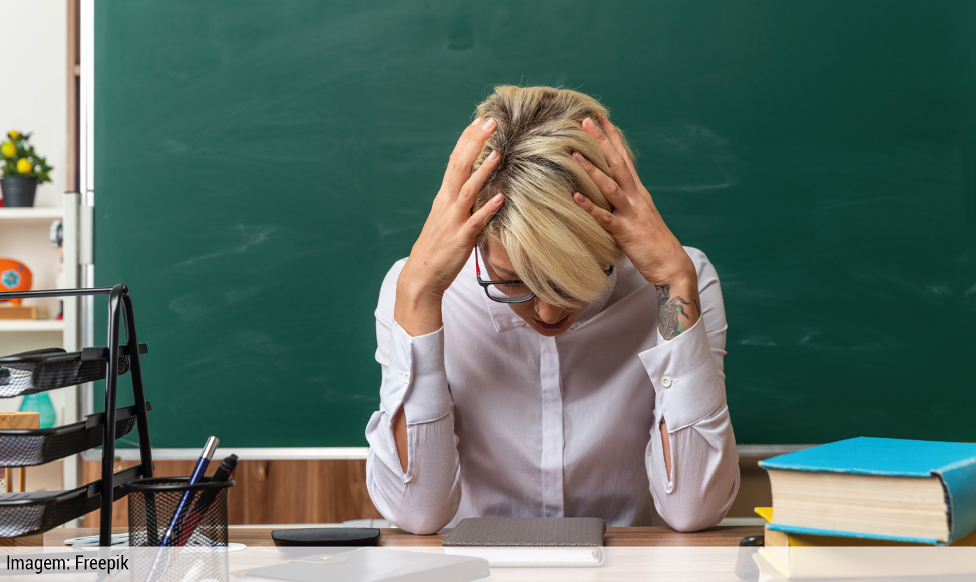 Medo e censura nas escolas adoecem professores, revela estudo nacional