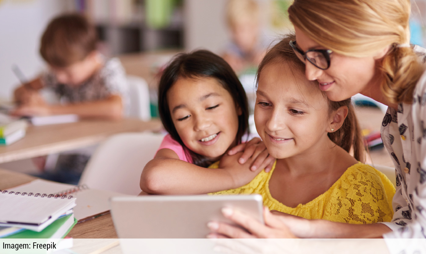 Educação digital sem formação docente é ilusão, diz professora mais admirada do mundo